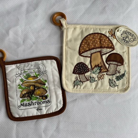✨SOLD✨ Set of 2 Mushroom Potholders - NWT - Picture 1 of 6